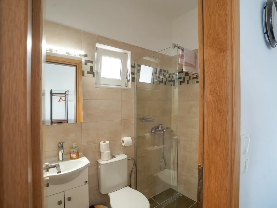 Bathroom with washbasin, WC and glass shower cubicle