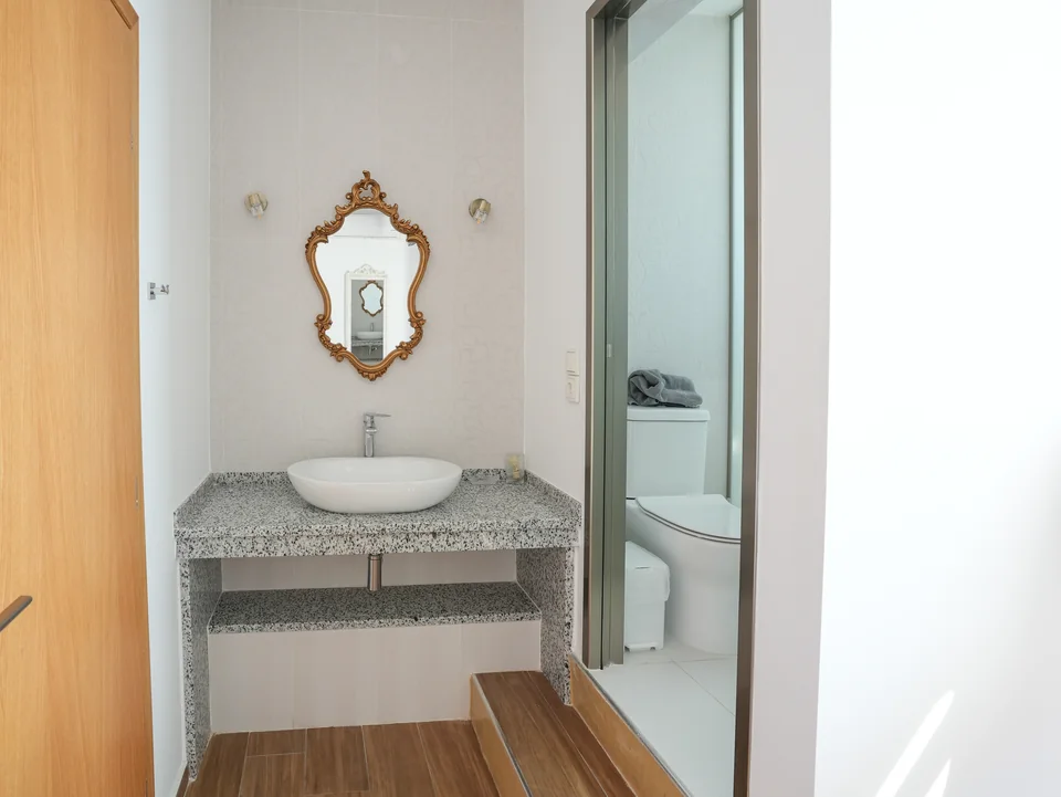Bathroom with washbasin, mirror and WC