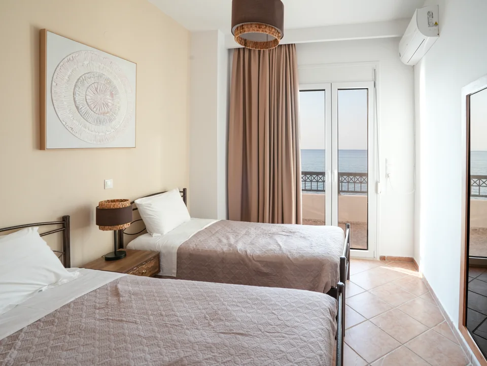 Twin bedroom with sea view through the balcony doors