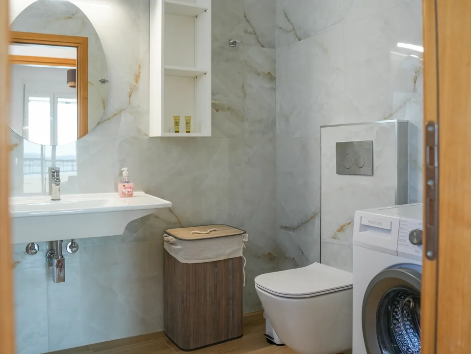Bathroom with washbasin, WC and washing machine
