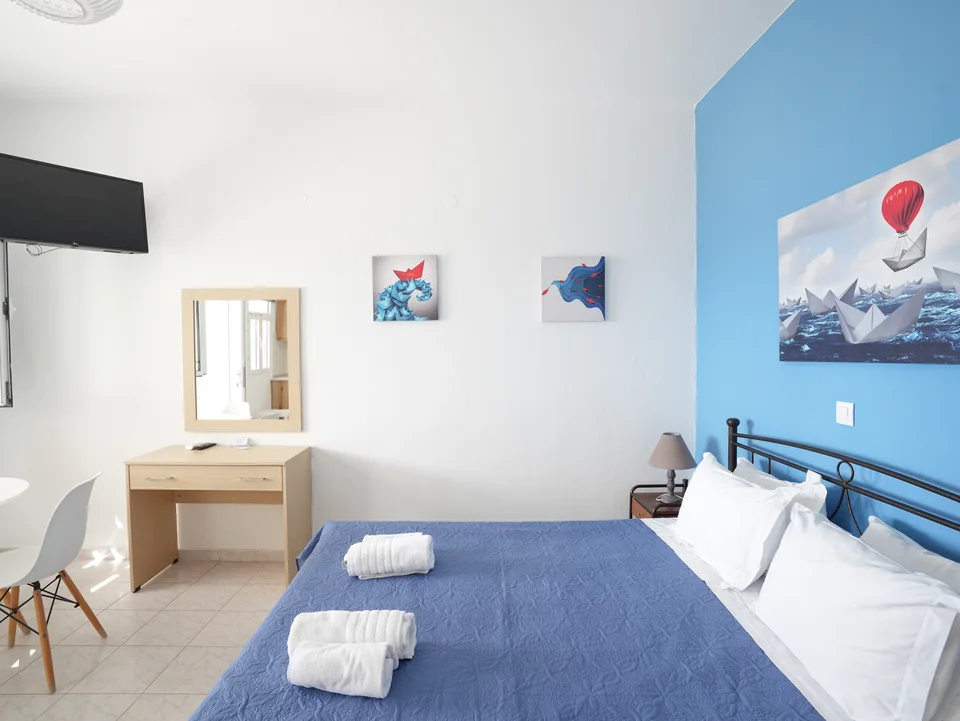 Studio with double bed, mirror and seating area